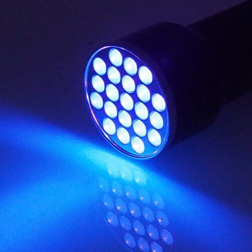 Lampe de survie 21 UV LED sur fond noir