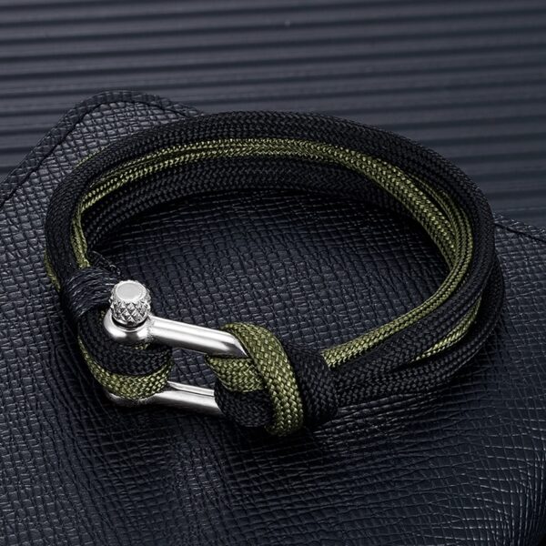 Bracelet paracorde deux couleurs vert noir sur fond noir